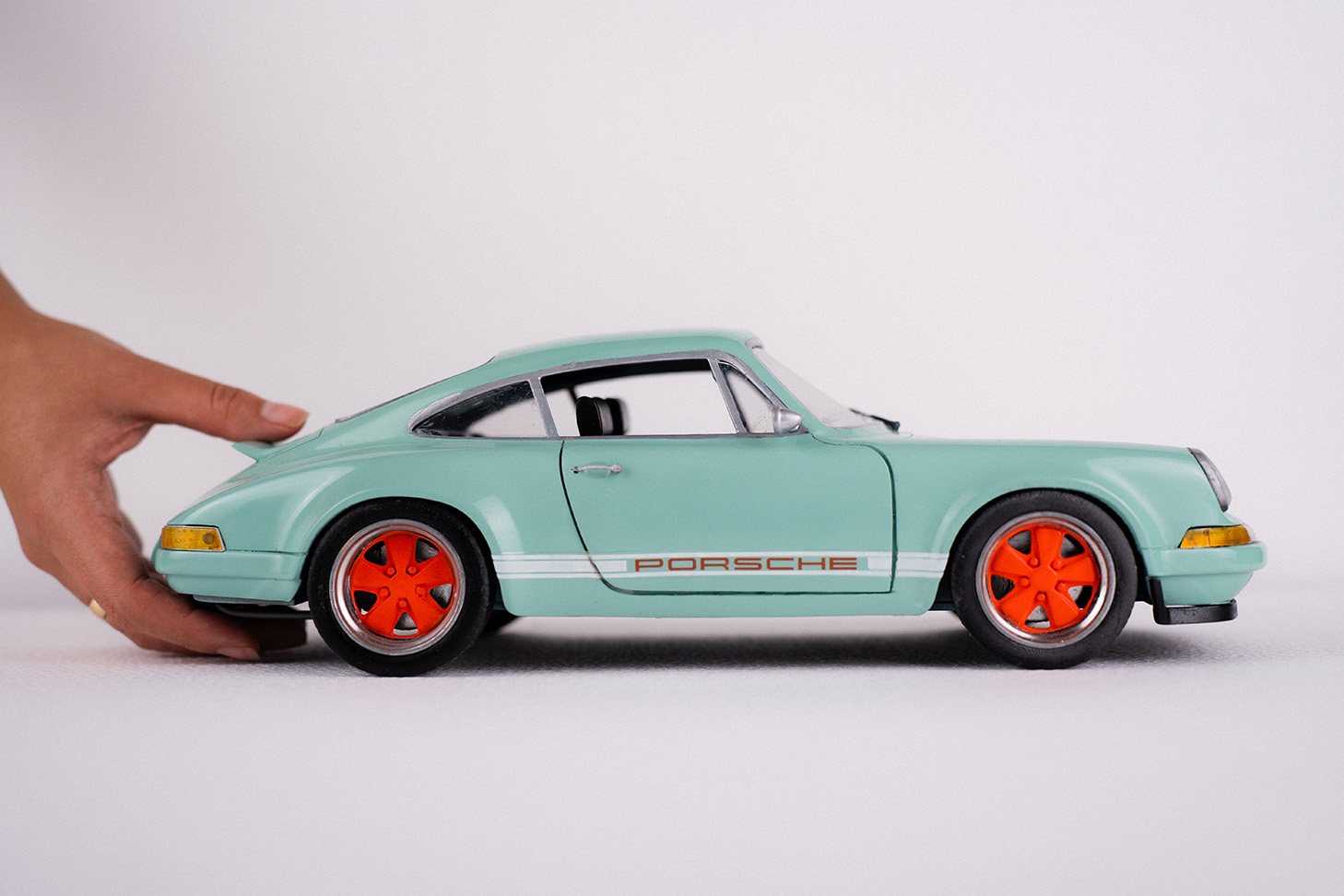 Porsche 911 Singer 1/8 Model Kit DIY - Image 10