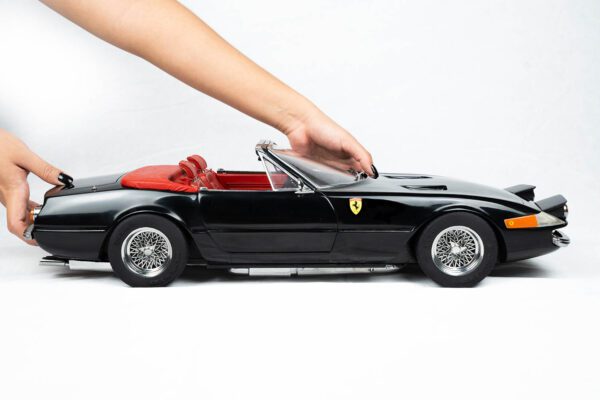Ferrari 365 GTS/4 Daytona 1/8 Model Kit DIY